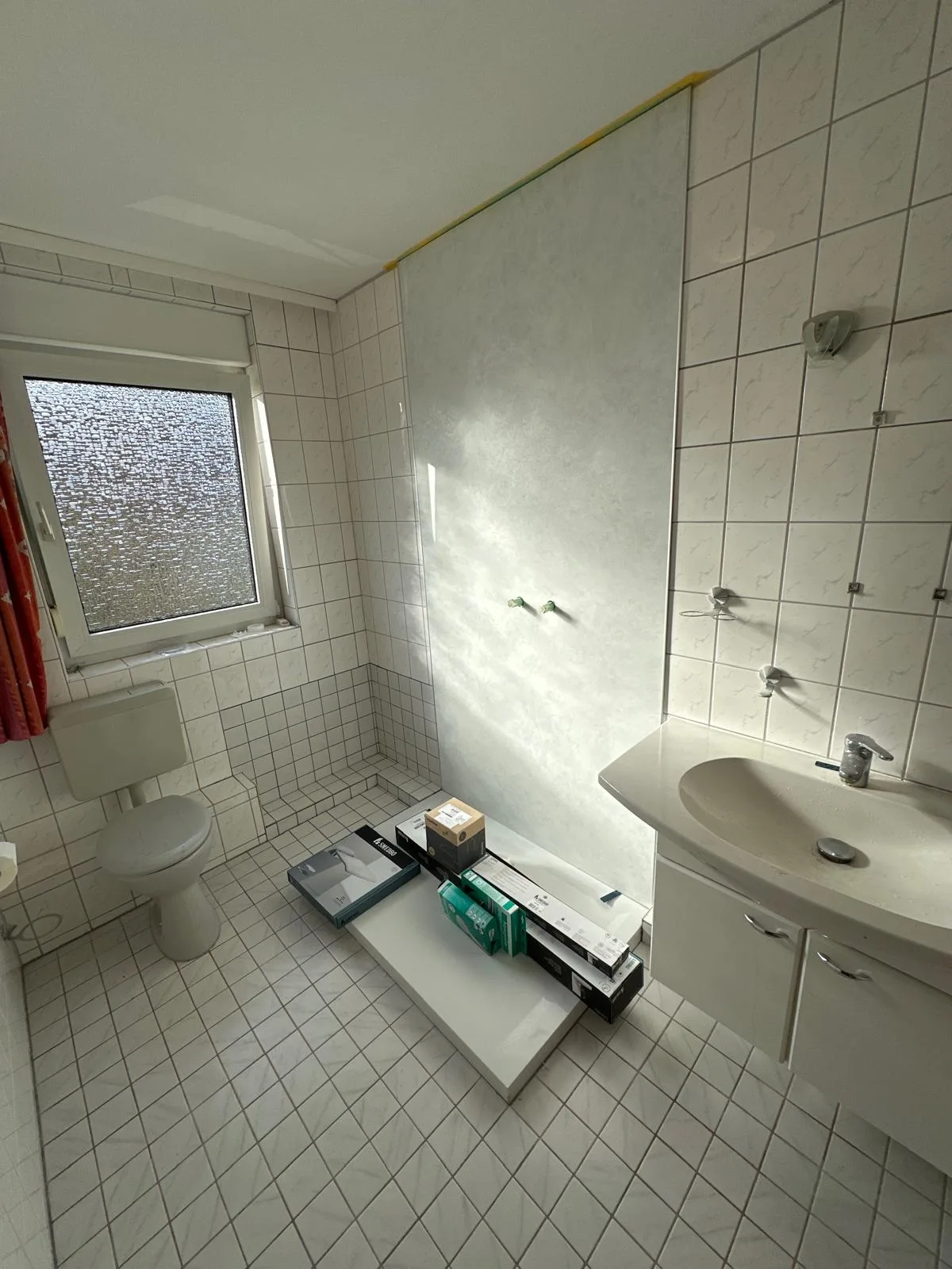 Vorbereitung des Duschumbaus im bestehenden Badezimmer